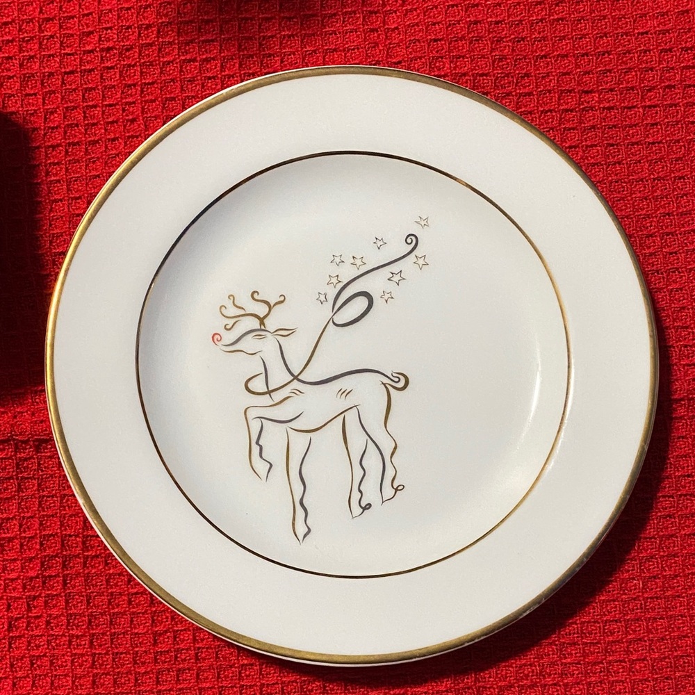 Elegant Gold-Trimmed Reindeer Plate